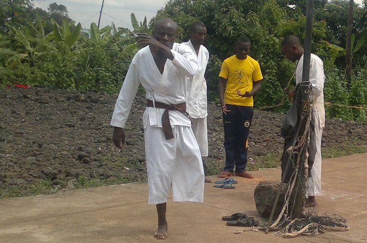 Habimana Jean Bosco agiye gukora imyitozo. Abasha gukina Karate ahagaze ku kaguru kamwe asigaranye kandi ntagire umususu ngo abe yagwa hasi.