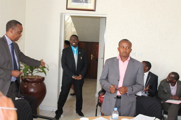 Habineza yemerewe kwinjira mu cyumba cy'inama nyuma y'uko bamaze kwemeza ko ishyaka rye ribaye umunyamuryango wa forum.