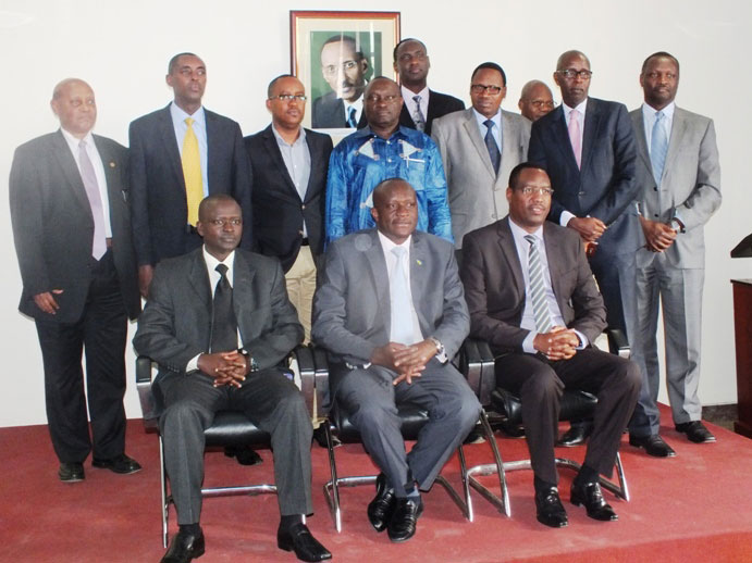 Abayobozi b'ibigo bishamikiye kuri Minisiteri y'umuco na siporo bari bitabiriye umuhango w'ihererekanya bubasha.