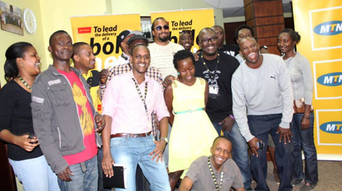 Hafashwe n'ifoto z'urwibutso hamwe n'abo banyarwenya.