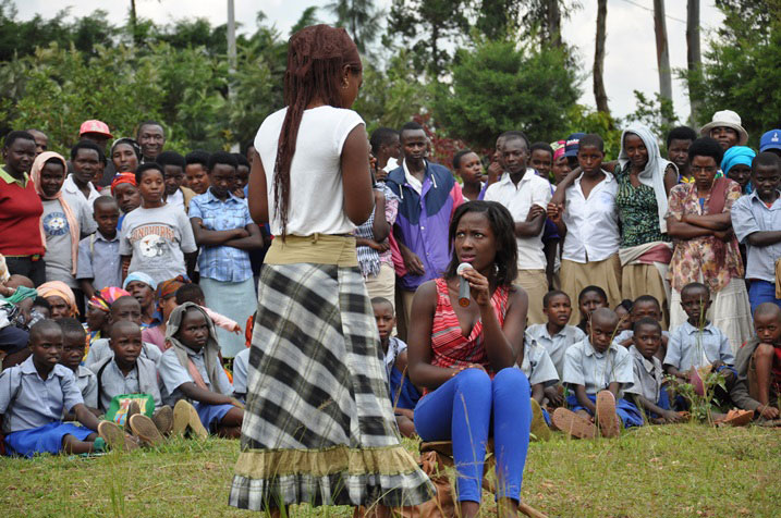 Hakinwe ikinamico igaragaza uburyo abana bashukwa na bagenzi babo.