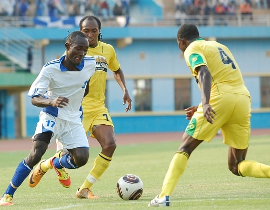 Hamisi Cedric wa Raton Sport ashaka gucenga umukinnyi wa Yanga muri Kamena umwaka ushize (kuri Stade Amahoro).