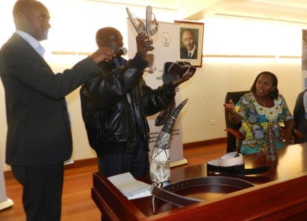 Umuturage witabiriye Hanga Umurimo yerekana ibyo akura mu mpu z