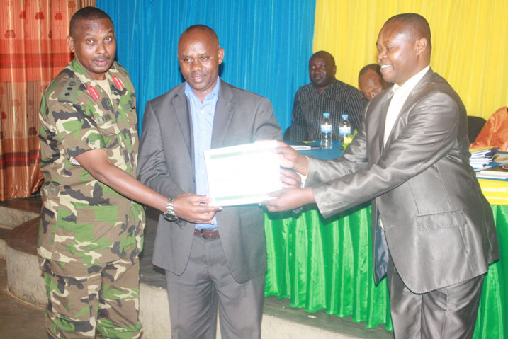 Harerimana Adrien (hagati) niwe wegukanye igihembo cy