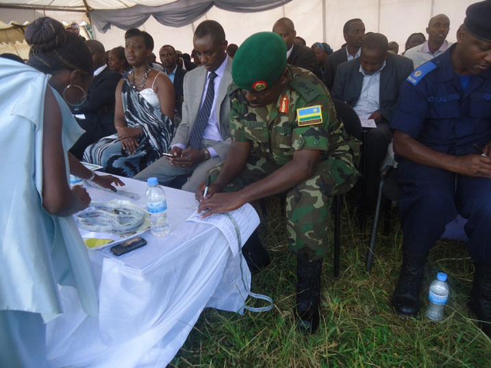 Abashyitsi bitabiriye kwakira urumuri rw'icyizere mu karere ka Ngoma barimo inzego z'umutekano, Komisiyo y'igihugu yo kurwanya Jenoside n'Umunyamabanga wa Leta ushinzwe ubuvuzi rusange muri minisiteri y'ubuzima.
