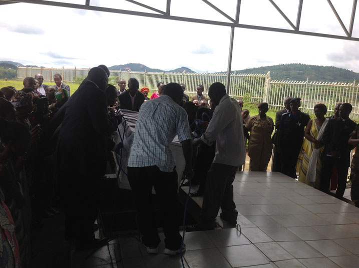 Hashyinguwe mu cyubahiro imibiri 12 yari ishyinguye mu matongo.
