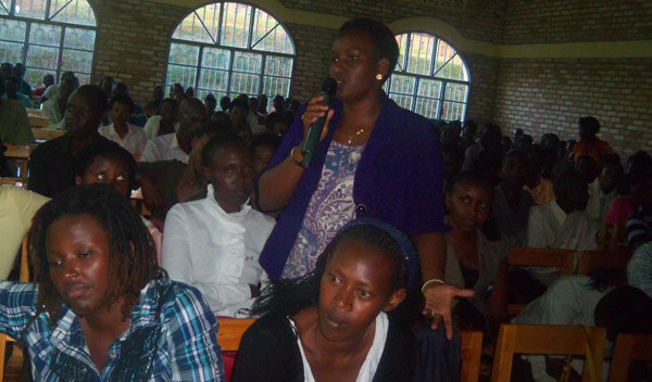 Abaturage bitabiriye ikiganiro cya Guverineri batanze ibitekerezo hanabazwa ibibazo bitandukanye ku mubereho myiza.