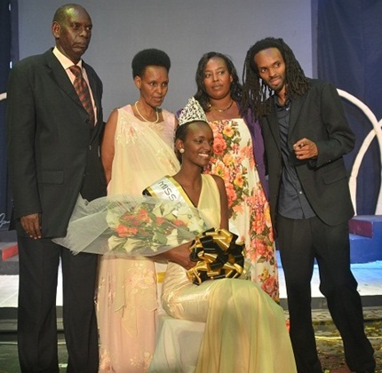Henry Hirwa n'ababyeyi be bifitizanya na mushiki we, Aurore Umutesi wabaye Miss Rwanda 2012.