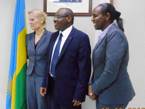 Ambasaderi Leoni Margarita (ibumoso), Minisitiri Claver Gatete (hagati) na Dr Agnes Kalibata (iburyo) nyuma yo gusinya amaezerano y