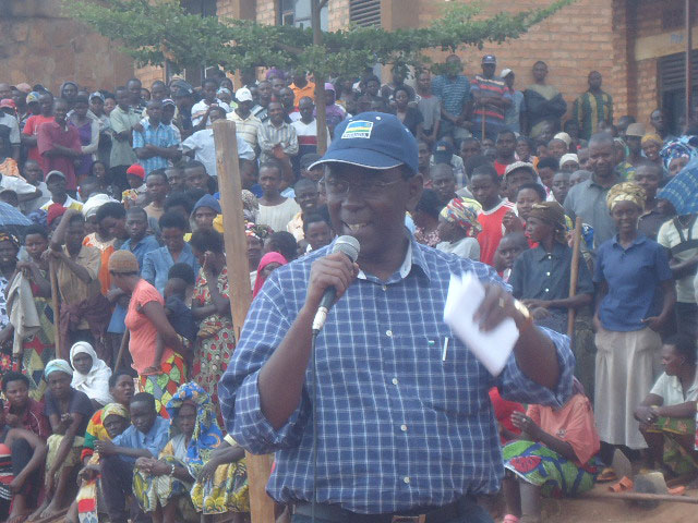 Hon. Makuza ati "dusubize amaso inyuma turebe aho aamacakubiri yadushyize n