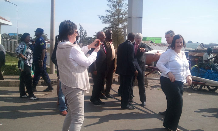 Hon. Meg Hillier wambaye ishati y