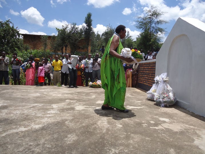 Hon. Patricie Hajabakiga ashyira indabo ahashyinguwe imibiri y'inzirakarengane zishwe muri Jenoside yakorewe abatutsi.