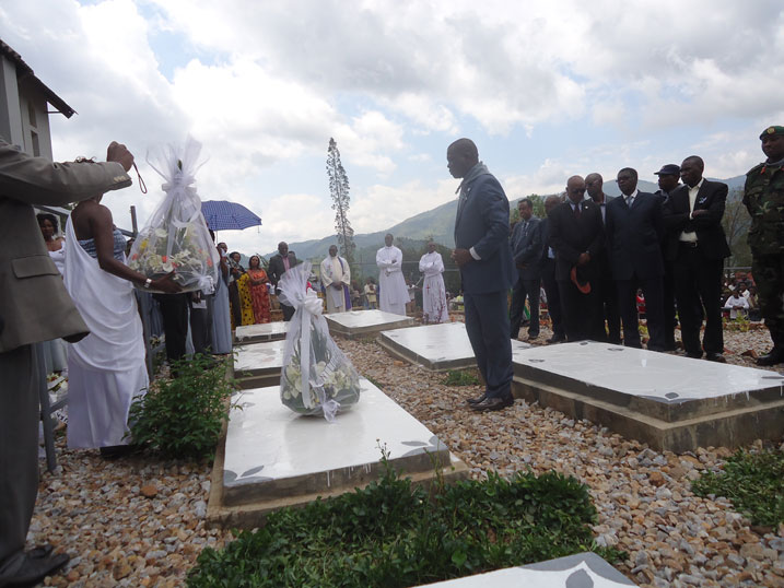 Hon.Musabyimana Samuel, wari umushyitsi mukuru, ashyira indabo ku Rwibutso rwa Jenoside rwa Mubuga.