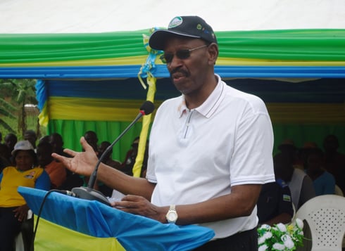Hon. Mudidi Emmanuel arashima abaturage bikorera ibikorwa by'iterambere ubwabo. (Foto:L. Nshimiyimana)