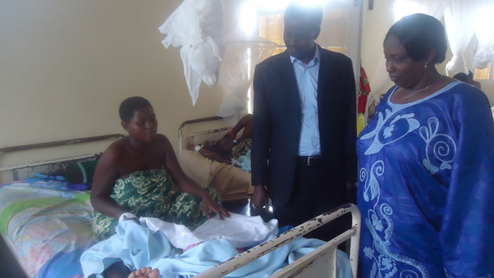 Honorable Mukarugema mu nzu y'ababyeyi abaza umubyeyi uko amerewe.