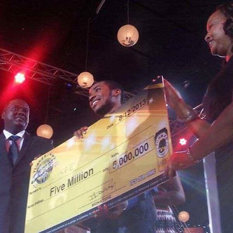 Hope ashyikirizwa cheque ya 5,000,000 shs.