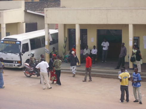 Aho uwo mugabo wambaye ishati itukura ageze niho abakozi ba Horizon Express mu mujyi wa Nyanza barwaniye ku mugoroba wa tariki 3/06/2012. 