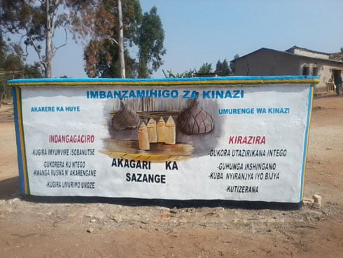 I Kinazi ho, amagambo agaragaza indangagaciro na kirazira ari kumwe n'ibishushanyo.