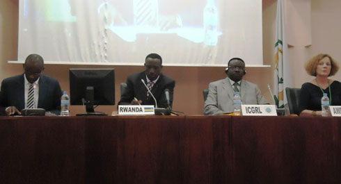 Uhereye ibumoso: Prosper Higiro (SG w