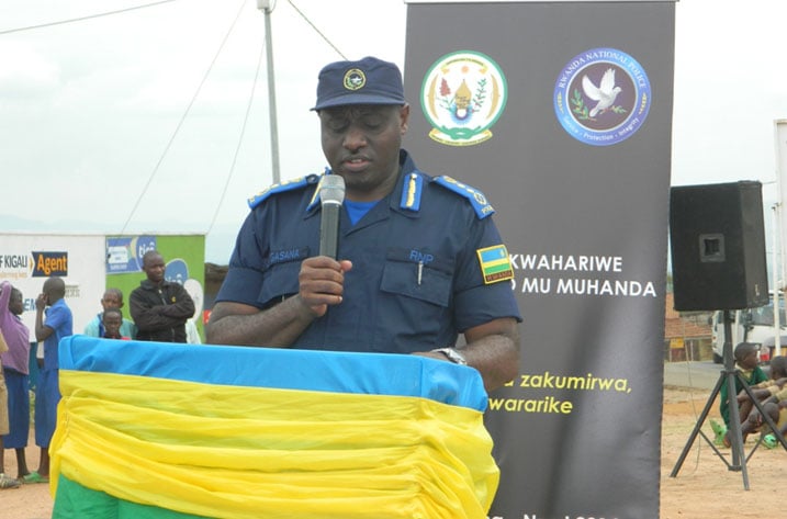 Umuyobozi wa Polisi IGP Emmanuel Gasana ubwo yatangizaga icyumweru cyahariwe umutekano wo mu muhanda mu ntara y'Amajyepfo. Umuhango wabereye mu karere ka Kamonyi.