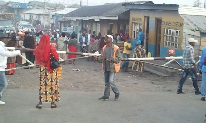 Abanyarwanda bashaka kujya i Goma bari muri zone neutre bategereje ko bari bwemererwe kwambuka badatanze amafaranga ya viza.