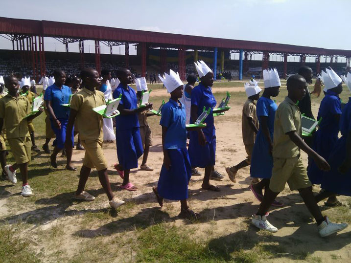 Uburezi bwateye imbere. Abana biga gukoresha mudasobwa kuva mu mashuri abanza.