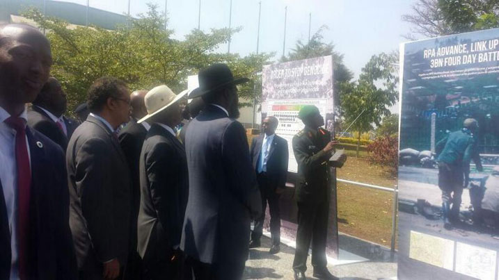 Umwe mu ngabo z'u Rwanda asobanurira abashyitsi bitabiriye ibirori byo kwibohora amateka y'urugamba rwo kubohora igihugu.