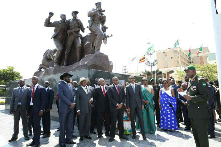 Perezida Kagame n'abandi bayobozi b'ibihugu bitabiriye ibirori byo kwibohora bifotoreje imbere y'urwibutso rusobanura urugamba rwo kubohora u Rwanda.
