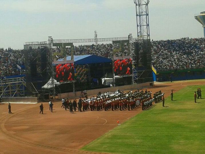 Abaturage bishimiye akarasisi kakozwe n'abasirikare.