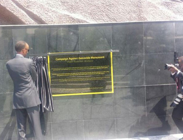 Perezida Kagame yatashye ikirango cyo kurwanya Jenoside cyubatswe ku nyubako y'intego ishingamategeko.