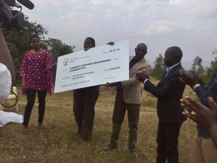 Bashyikirijwe sheki ya miliyoni eshanu.