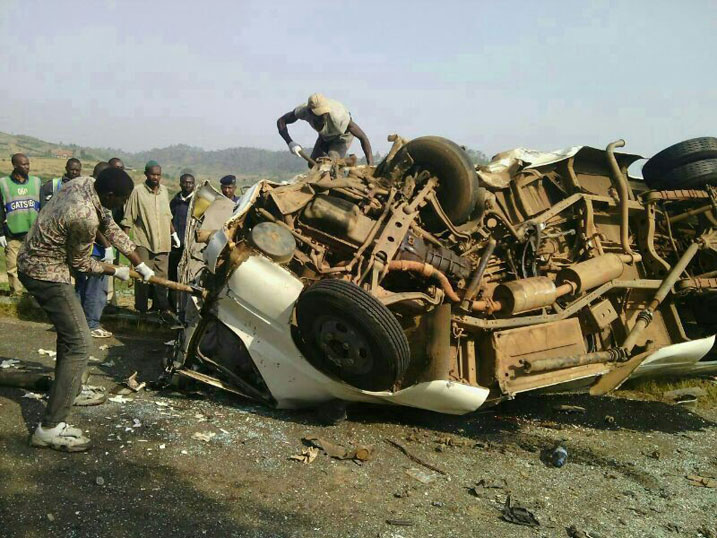 Imodoka yangiritse cyane ku buryo gukuramo abayirimo byasabye kuyitema.