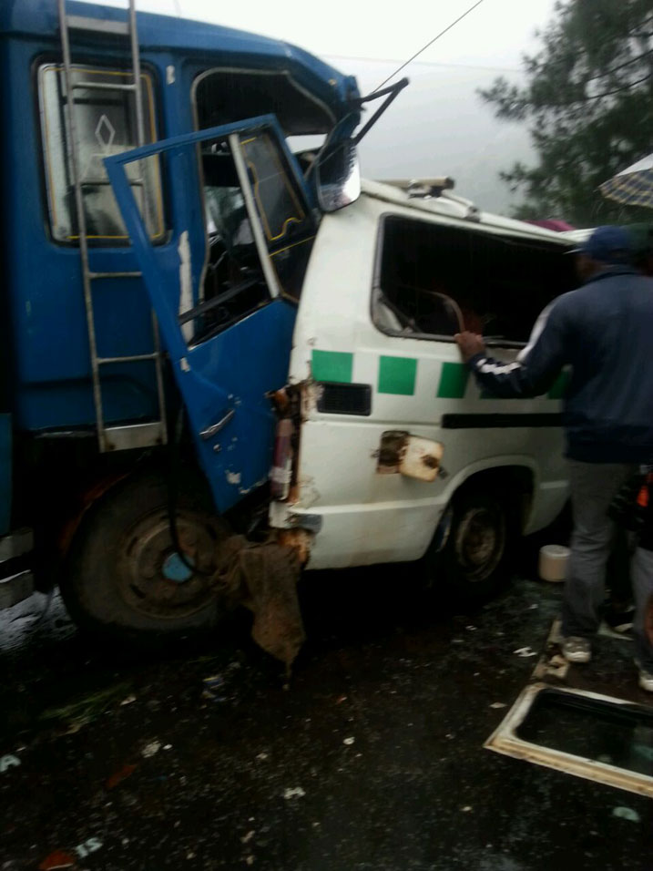 FUSO yagonze taxi iyiturutse inyuma bituma abana bari bicaye inyuma bakomereka.