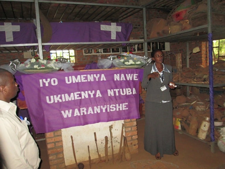Umukozi w'urwibutso rwa Ntarama asobanurira abakozi ba MAGERWA amateka y'uru rwibutso rwahoze ari ikiriziya kikaza kwicirwamo abantu.