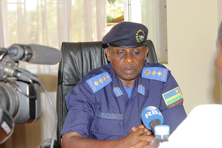 Chief Supt. Kalinda ukuriye ishami ryo kurwanya magendu muri Polisi y'igihugu, atangaza ko uyu musore asanzwe azwi muri ibi bikorwa ndetse akaba anashinjwa na bamwe mu bacuruzi yahemukiye.