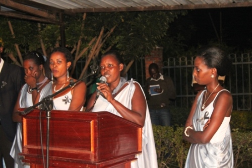 Igikorwa cyo kwibuka cyaranzwe n'ubuhamya, aho abibukaga bavugaga inzira y'umusaraba baciyemo.