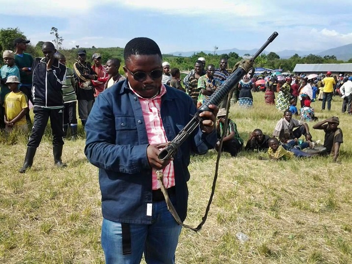 General Delphin Kahimbi ushinzwe gusubiza mu buzima busanzwe ingabo asuzuma zimwe mu mbunda zatanzwe.