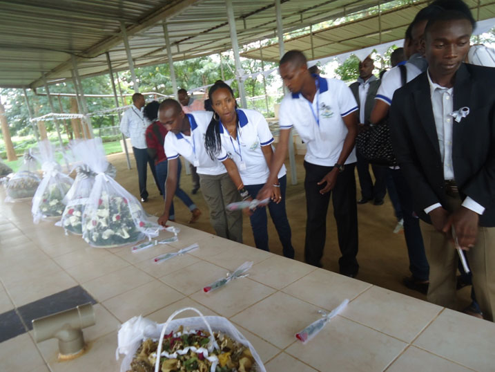 Abanyeshuri biga muri INATEK bunamiye Abatutsi bashyinguye mu rwibutso rwa Ntarama mu karere ka Bugesera.