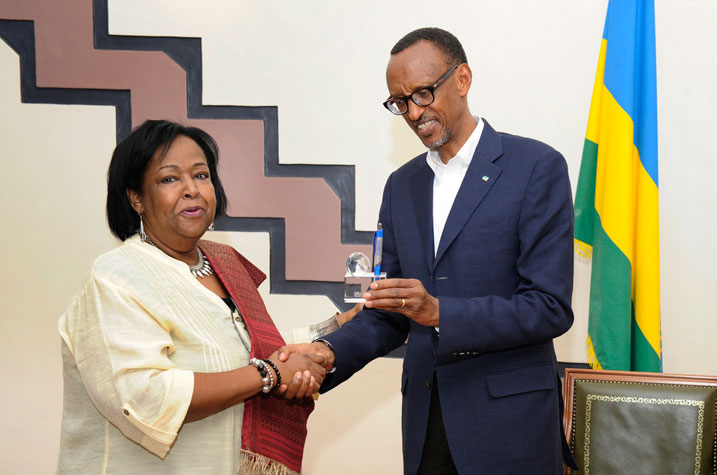 Perezida Kagame asezera kuri Neimah Warsame wari uhagarariye UNHCR mu Rwanda.
