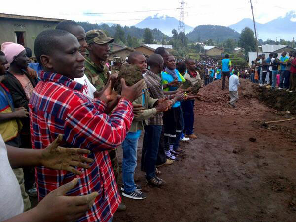 Ingabo z'u Rwanda zafatanyije n'abaturage zikora igikorwa cy'umuganda.