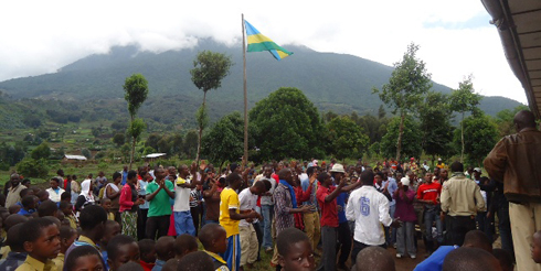 Abanyeshuri bo muri ISAE Busogo, intore zo ku rugerero ndetse n'abaturage bo mu kagari ka Nyagahinga bacinya akadiho nyuma y'umuganda.