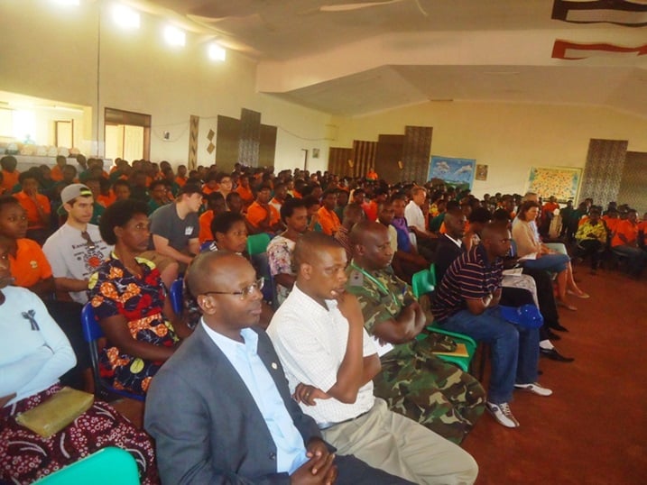 Ibiganiro byo kwibuka byakomereje mu cyumba mberabyombi cy'Agahozo Shalom Youth Village.