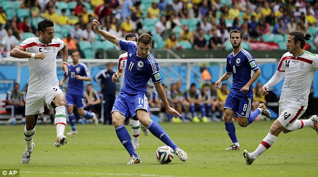 Ibitego bibiri bya Edin Dzeko muri 3-1 Bosnia yatsinze Iran, byafashije cyane Nigeria ariko ntacyo byamariye Bosnia kuko yari yaramaze gusezererwa.