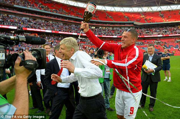 Ibyishimo byatumye abakinnyi bamena byeri ku mutoza Arsene Wenger.
