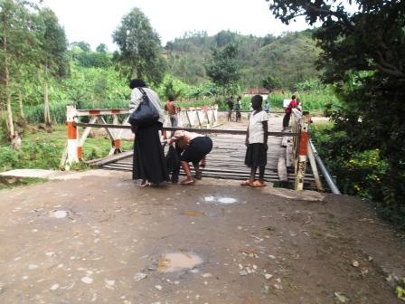 Ibyuma byatambitswe hejuru y'ikiraro tariki 22 Werurwe 2013 mu rwego rwo kubuza ibinyabiziga gukomeza kukinyuraho.