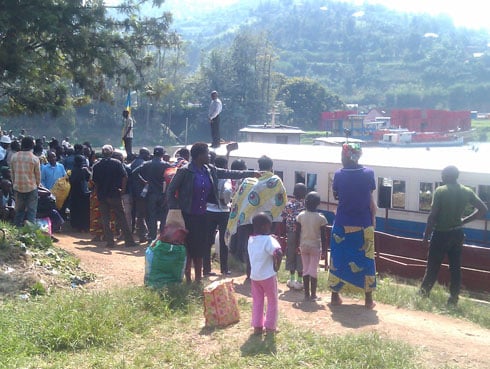 Abaturage bategereje kwinjira mu cyombo bava Rubavu bagana Karongi na Kamembe.