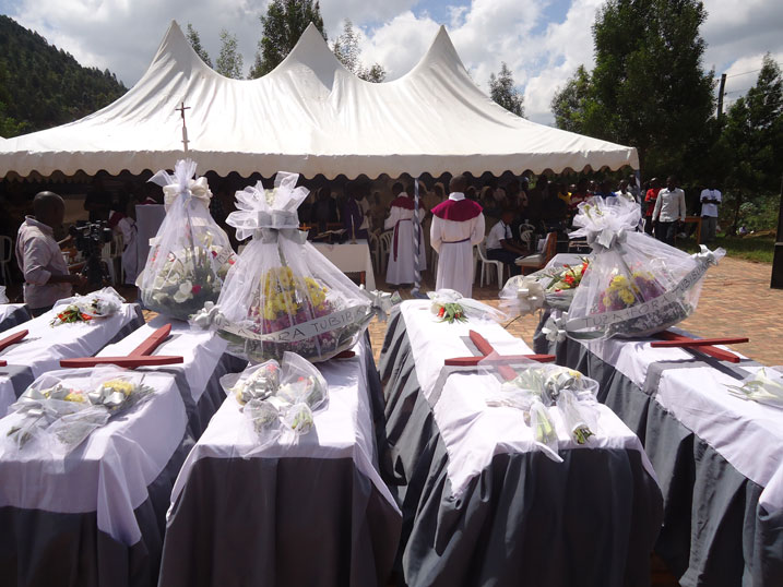 Igitambo cya misa yo gusabira inzirakarengane zazize Jenocide yakorewe abatutsi zari zigiye gushyingurwa mu cyubahiro.
