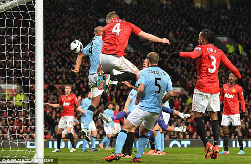 Igitego cya Manchester United, ubwo Kompany yashyiraga umupira mu izamu rye.