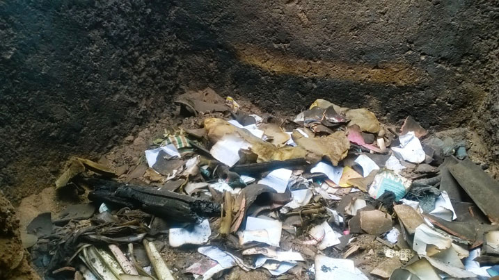 Iki cyumba cyarimo matela, ibikapu, amakayi n'imyenda by'abanyeshuri ariko byahindutse umuyonga.