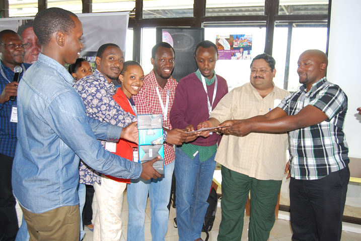 Ikipe Agristars niyo yegukanye umwanya wa mbere inashyikirizwa certificat.